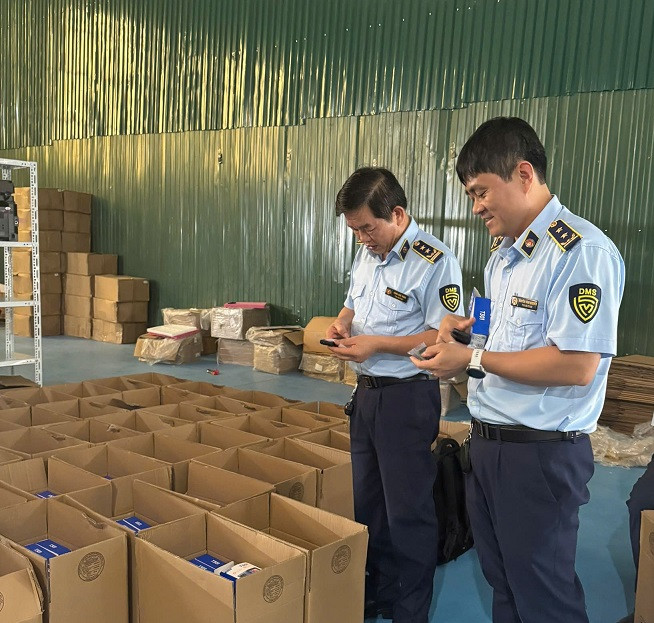 Lực lượng chức năng kiểm tra tại cơ sở sản xuất, lắp ráp điện thoại Lực lượng chức năng kiểm tra tại cơ sở sản xuất, lắp ráp điện thoại