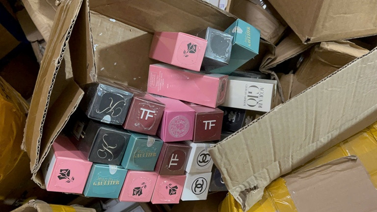 Số nước hoa nghi giả mạo nhãn hiệu nổi tiếng tại kho hàng trên phố Hàng Giấy Số nước hoa nghi giả mạo nhãn hiệu nổi tiếng tại kho hàng trên phố Hàng Giấy