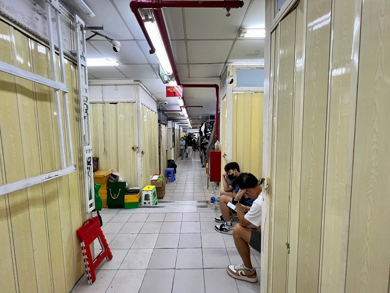 Nhiều gian hàng đóng cửa để né tránh sự kiểm tra của lực lượng chức năng