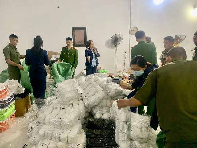 Cơ sở sản xuất tất giả các thương hiệu nổi tiếng bị kiểm tra