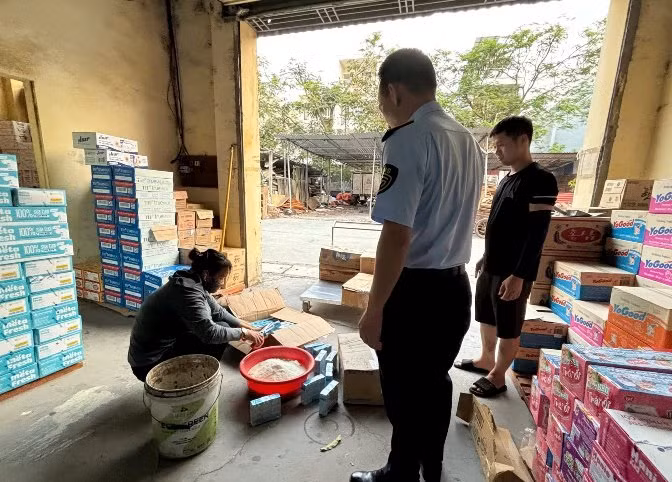 Lực lượng chức năng giám sát việc tiêu hủy sữa nhập lậu