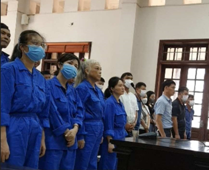 Các bị cáo trong vụ án bị đưa ra xét xử tại phiên tòa.