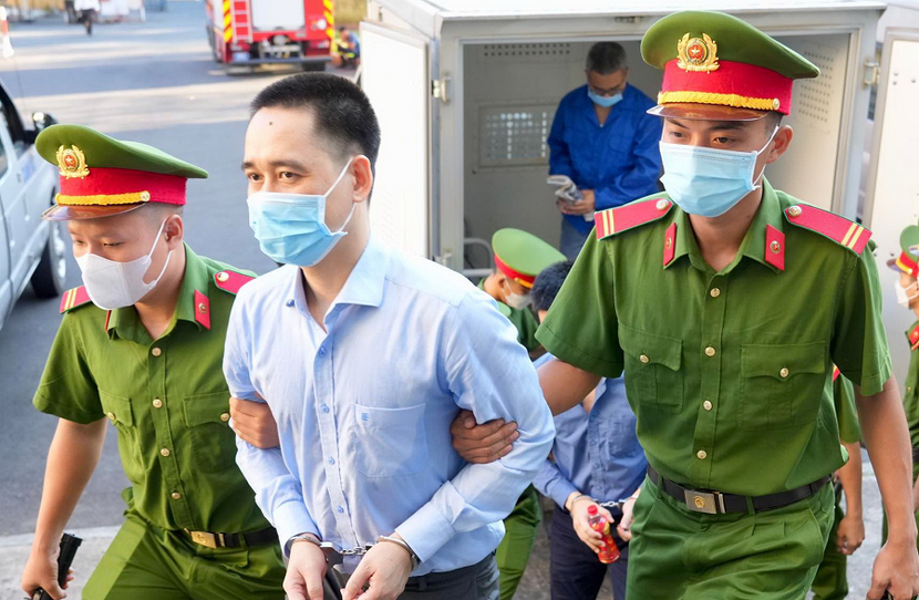 Bị cáo trong vụ án bị dẫn giải tới phiên tòa.