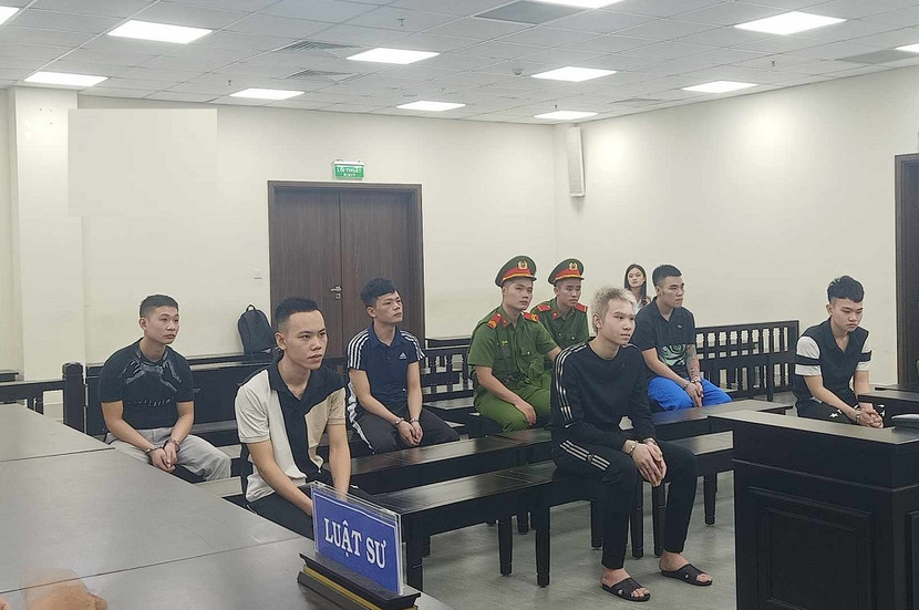 Các bị cáo trong vụ án bị đưa ra xét xử tại phiên tòa.