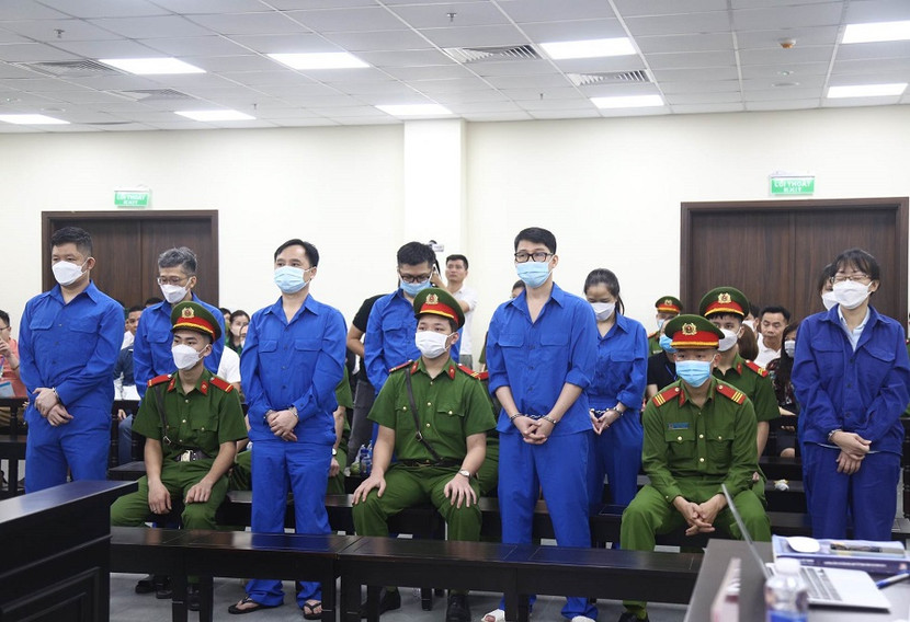Các bị cáo trong vụ án bị đưa ra xét xử tại phiên tòa.