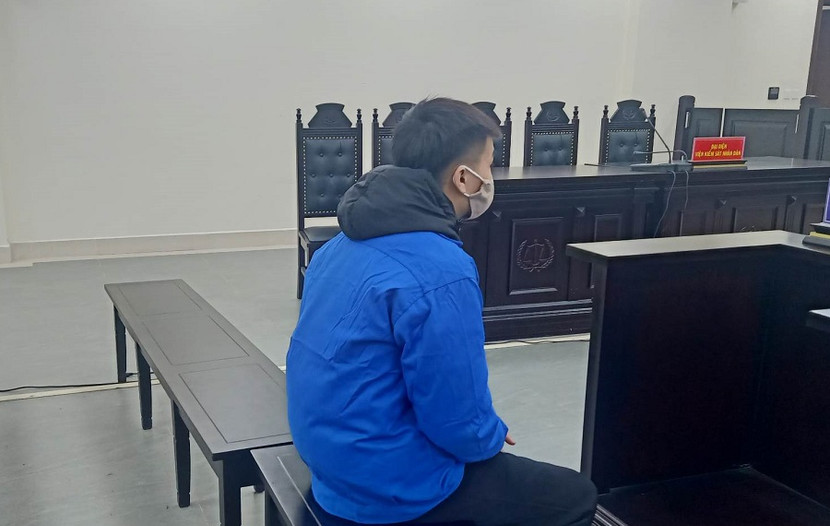 Bùi Văn Long bị đưa ra xét xử tại phiên tòa.