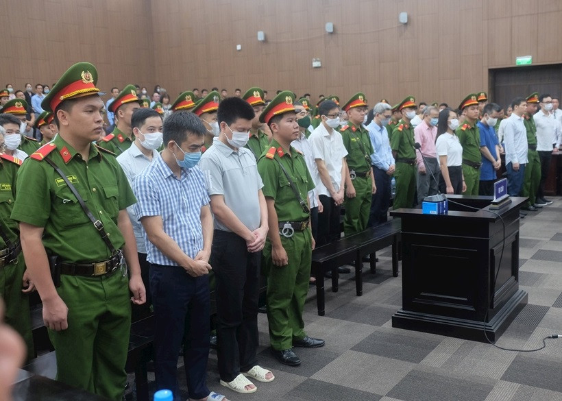 Các bị cáo trong vụ án nghe tòa tuyên án. Các bị cáo trong vụ án nghe tòa tuyên án.