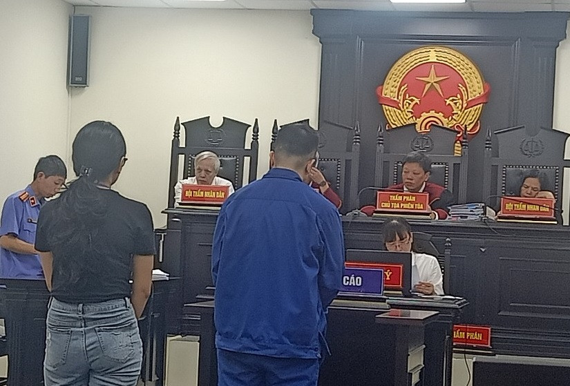 Cặp vợ chồng lừa đảo bị đưa ra xét xử tại phiên tòa.