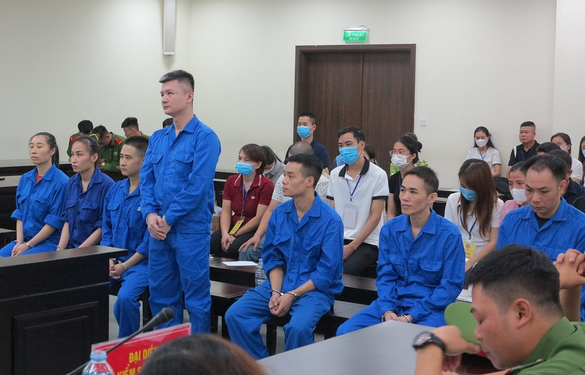 "Trùm" đường dây đánh bạc "khủng" Đào Minh Sáng và đồng phạm tại phiên tòa. "Trùm" đường dây đánh bạc "khủng" Đào Minh Sáng và đồng phạm tại phiên tòa.