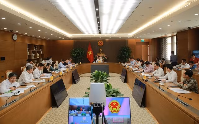 Phó Thủ tướng Trần Hồng Hà yêu cầu lãnh đạo Bộ Công Thương khẩn trương làm việc với EVN, nắm bắt kỹ tình hình, nhất là những khó khăn, vướng mắc khác của tập đoàn để báo cáo Thủ tướng Chính phủ.
