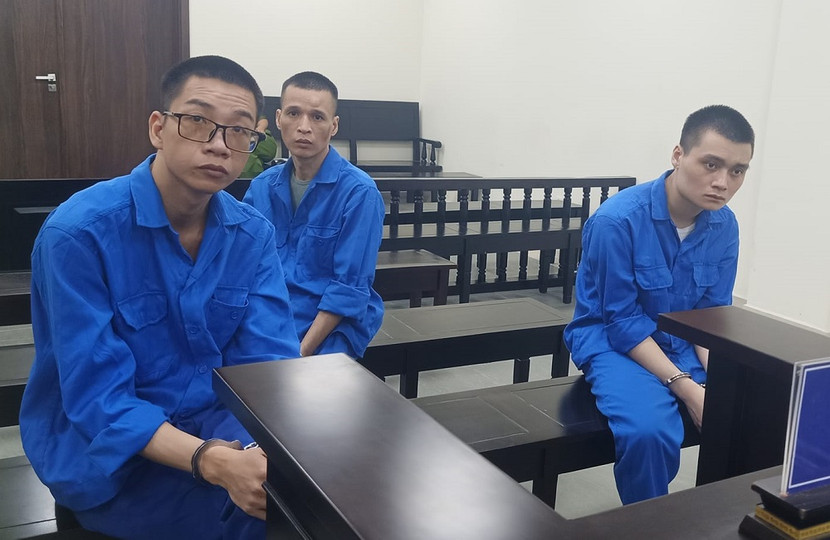 Các đối tượng trong vụ án bị đưa ra xét xử. Các đối tượng trong vụ án bị đưa ra xét xử.