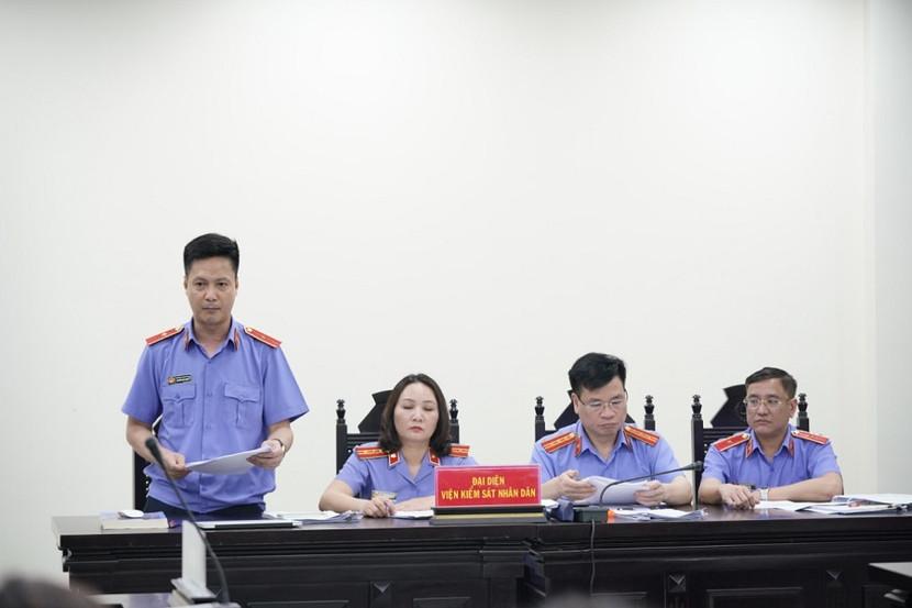 Đại diện VKSND TP Hà Nội thực hành quyền công tố tại phiên tòa.
