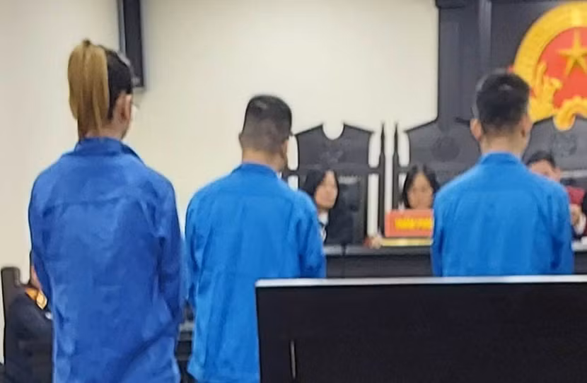Các đối tượng trong vụ án bị đưa ra xét xử tại phiên tòa.