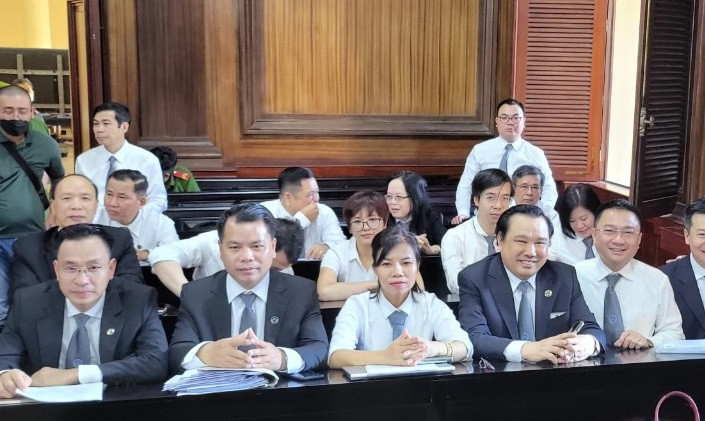 Các luật sư tham gia tố tụng tại phiên tòa.