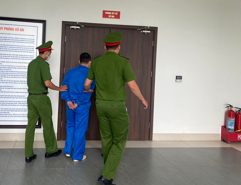 Chủ quán karaoke ISIS xảy cháy, khiến 3 cán bộ, chiến sỹ công an hy sinh bị dẫn giải vào phòng xử án. Chủ quán karaoke ISIS xảy cháy, khiến 3 cán bộ, chiến sỹ công an hy sinh bị dẫn giải vào phòng xử án.