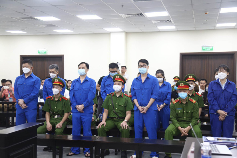 Các bị cáo trong vụ án bị đưa ra xét xử tại phiên tòa.