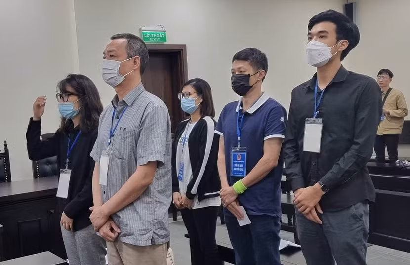 Các bị cáo trong vụ án bị đưa ra xét xử tại phiên tòa.