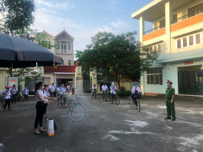 Công an xã Dũng Tiến, huyện Thường Tín hướng dẫn các em học sinh thực hiện nghiêm yêu cầu phòng chống dịch bệnh Covid-19 Công an xã Dũng Tiến, huyện Thường Tín hướng dẫn các em học sinh thực hiện nghiêm yêu cầu phòng chống dịch bệnh Covid-19