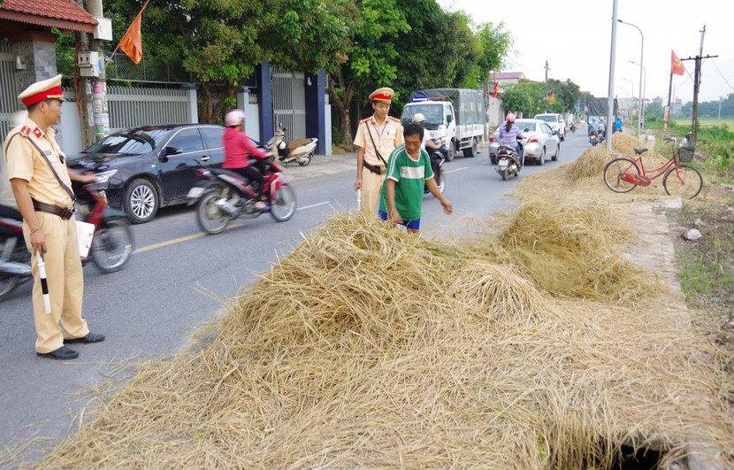 Nhiều tai nạn tiềm ẩn khi người dân phơi rơm rạ trên đường Nhiều tai nạn tiềm ẩn khi người dân phơi rơm rạ trên đường