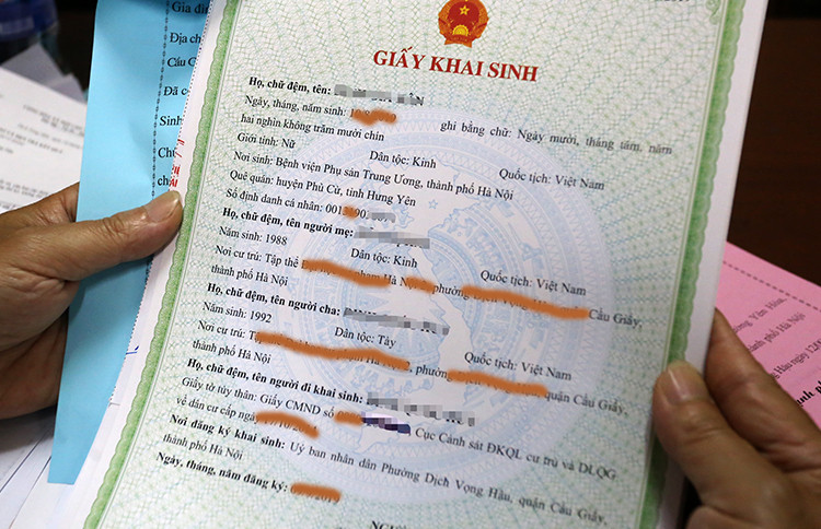 Sau khi xác minh kiểm tra hồ sơ, cán bộ hộ tịch sẽ thực hiện cấp lại Giấy khai sinh (Ảnh minh họa)
