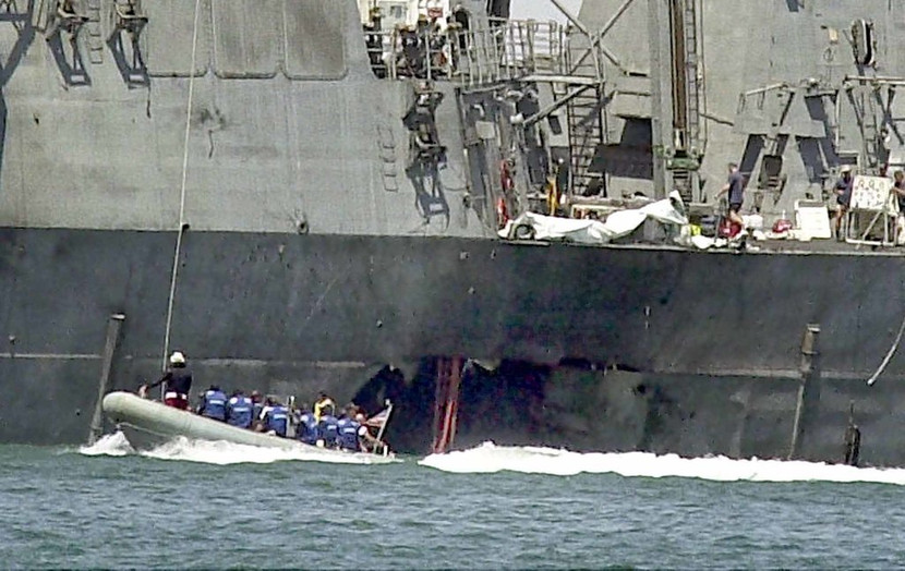 Chiếc xuồng chở thuốc nổ lao vào tàu USS Cole đã khoét một hố rộng