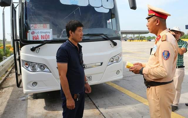 Lực lượng CSGT kiểm tra xe khách chạy trên tuyến cao tốc Hà Nội-Hải Phòng