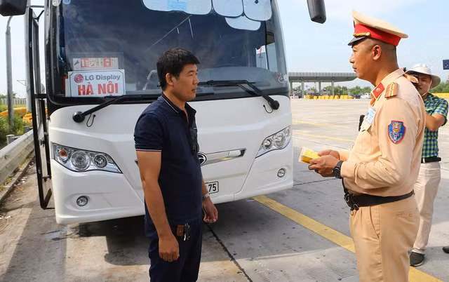 Lực lượng CSGT kiểm tra xe khách chạy trên tuyến cao tốc Hà Nội-Hải Phòng