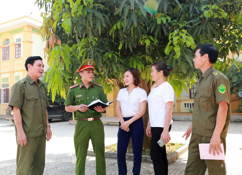 Lực lượng công an xã chính quy phối hợp với lực lượng công an xã bán chuyên trách nắm tình hình nhân hộ khẩu Lực lượng công an xã chính quy phối hợp với lực lượng công an xã bán chuyên trách nắm tình hình nhân hộ khẩu