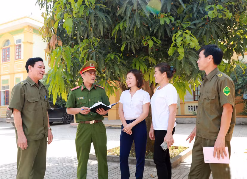 Lực lượng công an xã chính quy phối hợp với lực lượng công an xã bán chuyên trách nắm tình hình nhân hộ khẩu
