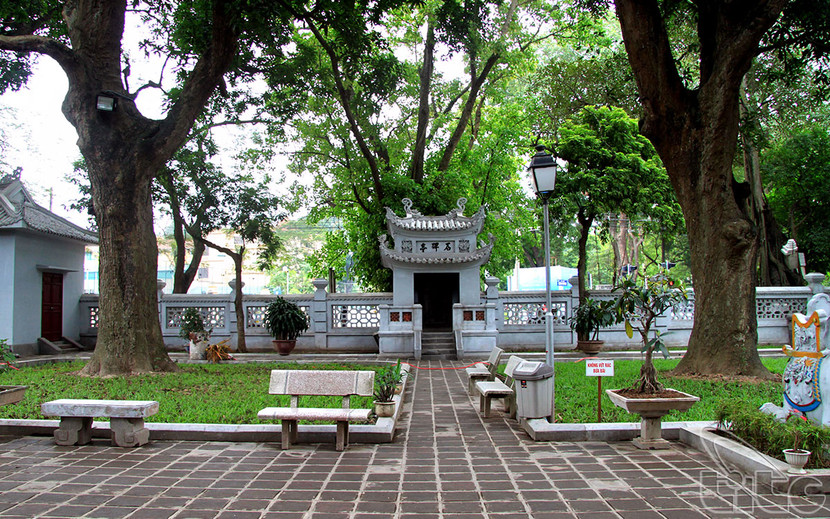 Sân đền Quán Thánh