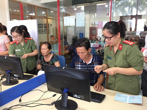 Các cán bộ chiến sĩ hướng dẫn người dân kê khai thông tin cá nhân trên máy tính khi làm hộ chiếu Các cán bộ chiến sĩ hướng dẫn người dân kê khai thông tin cá nhân trên máy tính khi làm hộ chiếu