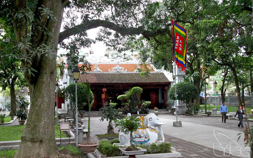 Từ sân đền nhìn vào nhà Đại Bái đền Quán Thánh