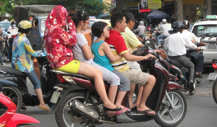 Không chỉ có thanh thiếu niên, nhiều khi cả nhà không đội mũ bảo hiểm