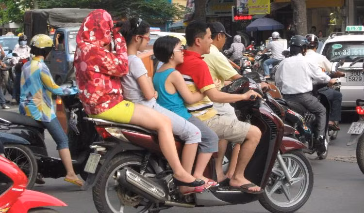 Không chỉ có thanh thiếu niên, nhiều khi cả nhà không đội mũ bảo hiểm