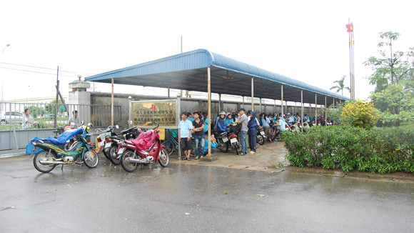 Công nhân tập trung tại khu vực cổng Công ty Giai Đức ngày 24-6