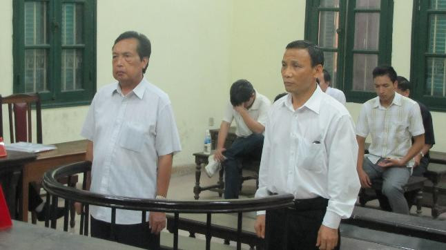 Trần Văn Khánh (bên trái) cùng đồng phạm