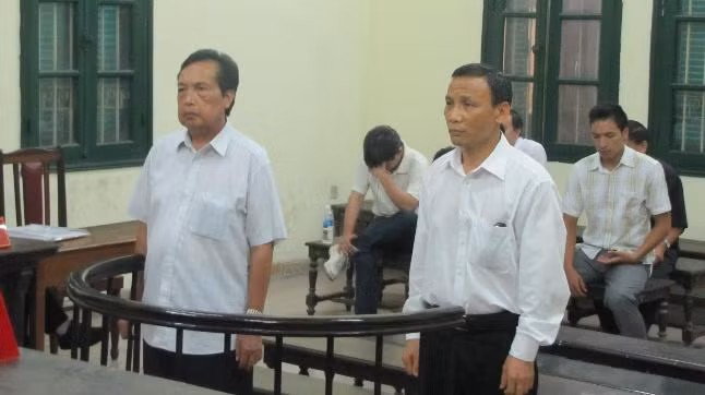 Trần Văn Khánh (bên trái) cùng đồng phạm