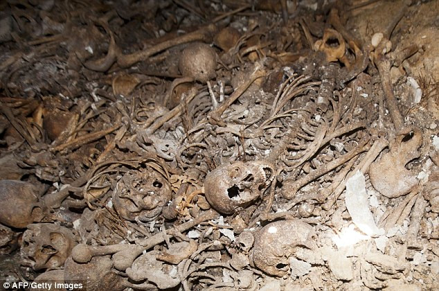 Phát hiện hàng loạt ngôi mộ tập thể của người Palestine ảnh 2