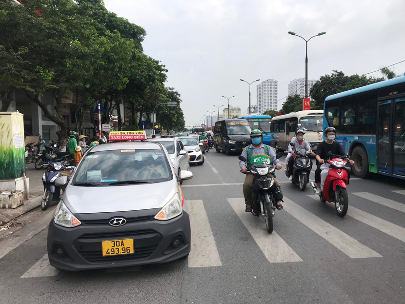 Dọc tuyến đường Giải Phóng hướng đi bến xe Giáp Bát, nhiều phương tiện dừng đỗ, đón khách sai quy định