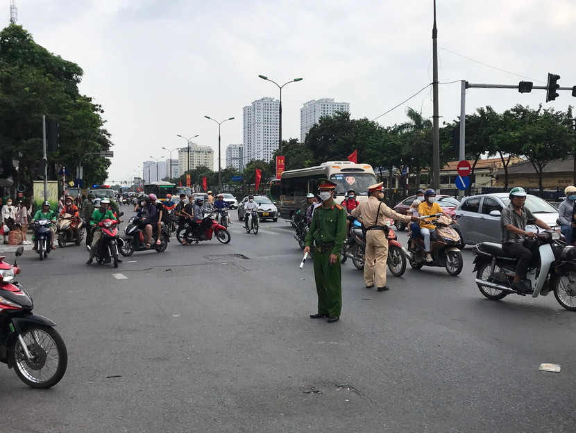 Lưu lượng phương tiện gia tăng mỗi lúc một đông, lực lượng công an phải căng mình phân luồng, không để xảy ra ùn tắc