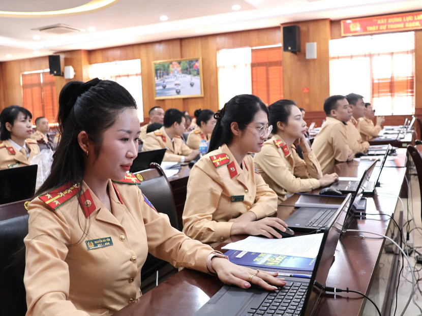 Cán bộ chiến sĩ thực hành sử dụng chữ ký số trong xử lý vi phạm hành chính