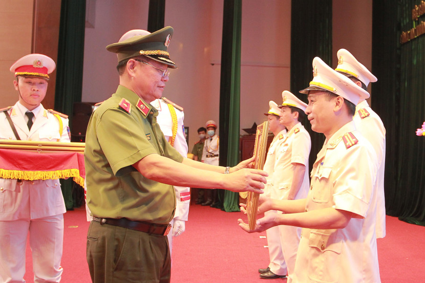 Thừa ủy quyền của Chủ tịch nước, Thiếu tướng Đào Thanh Hải, Phó Bí thư Đảng ủy, Phó Giám đốc CATP Hà Nội trao tặng Huân chương Chiến công cho các cá nhân có thành tích xuất sắc Thừa ủy quyền của Chủ tịch nước, Thiếu tướng Đào Thanh Hải, Phó Bí thư Đảng ủy, Phó Giám đốc CATP Hà Nội trao tặng Huân chương Chiến công cho các cá nhân có thành tích xuất sắc