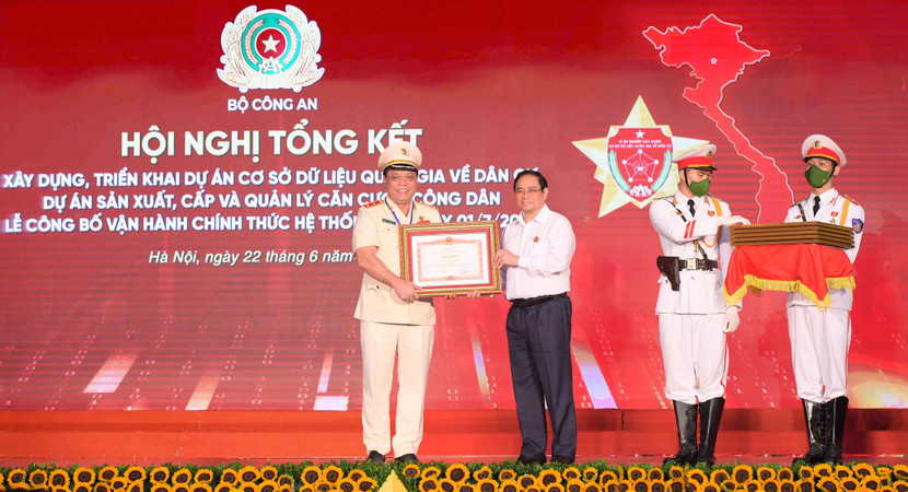 Thủ tướng Phạm Minh Chính trao Bằng khen của Thủ tướng Chính phủ tặng CATP Hà Nội. Trung tướng Nguyễn Hải Trung, Ủy viên Ban Thường vụ Thành ủy, Bí thư Đảng ủy, Giám đốc CATP thay mặt toàn lực lượng Công an Thủ đô đón nhận vinh dự này, ngày 22-6-2021 Thủ tướng Phạm Minh Chính trao Bằng khen của Thủ tướng Chính phủ tặng CATP Hà Nội. Trung tướng Nguyễn Hải Trung, Ủy viên Ban Thường vụ Thành ủy, Bí thư Đảng ủy, Giám đốc CATP thay mặt toàn lực lượng Công an Thủ đô đón nhận vinh dự này, ngày 22-6-2021