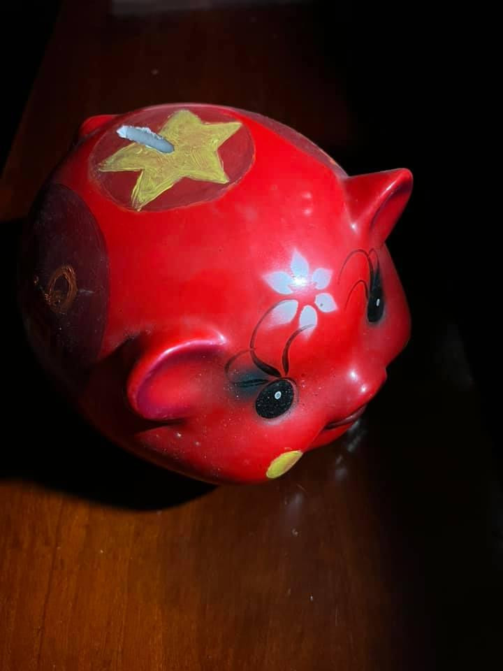 Con lợn đất màu đỏ của Chủ tịch Hội Nhà văn Việt Nam Nguyễn Quang Thiều tích lũy tiền để ủng hộ những hoàn cảnh không may mắn