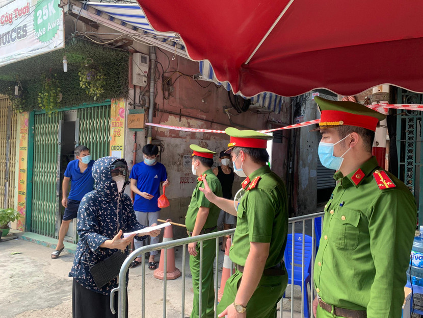 Lực lượng chức năng bố trí 17 chốt phong tỏa toàn bộ phường Văn Chương - Văn Miếu