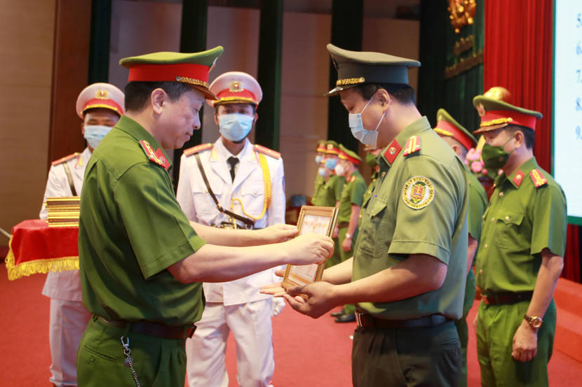 Đại tá Nguyễn Hồng Ky, Phó Giám đốc CATP Hà Nội khen thưởng các đơn vị, cá nhân đạt thành tích xuất sắc trong công tác quý III-2021 Đại tá Nguyễn Hồng Ky, Phó Giám đốc CATP Hà Nội khen thưởng các đơn vị, cá nhân đạt thành tích xuất sắc trong công tác quý III-2021