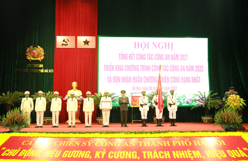 Thừa ủy quyền của Chủ tịch nước, Đại tướng Tô Lâm - Ủy viên Bộ Chính trị, Bí thư Đảng ủy Công an Trung ương, Bộ trưởng Bộ Công an trao Huân chương Chiến công hạng Nhất tặng CATP Hà Nội, ngày 6-1-2022 Thừa ủy quyền của Chủ tịch nước, Đại tướng Tô Lâm - Ủy viên Bộ Chính trị, Bí thư Đảng ủy Công an Trung ương, Bộ trưởng Bộ Công an trao Huân chương Chiến công hạng Nhất tặng CATP Hà Nội, ngày 6-1-2022
