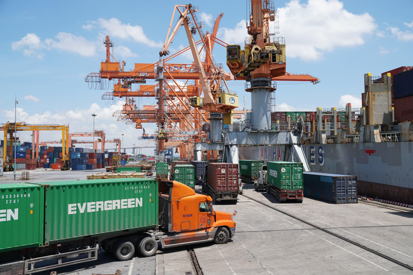 Việt Nam là nước có mức tăng trưởng dương cao nhất so với 5 nền kinh tế lớn trong khu vực Đông Nam Á, là 1 trong 16 nền kinh tế mới nổi thành công nhất thế giới và được thế giới đánh giá cao