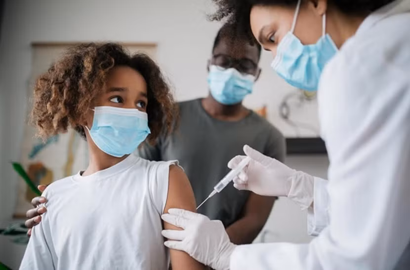 Nghiên cứu cho thấy nguy cơ nhiễm biến thể Omicron ở trẻ em đã được tiêm vaccine phòng Covid-19 thấp hơn so với nhóm trẻ không được tiêm Nghiên cứu cho thấy nguy cơ nhiễm biến thể Omicron ở trẻ em đã được tiêm vaccine phòng Covid-19 thấp hơn so với nhóm trẻ không được tiêm