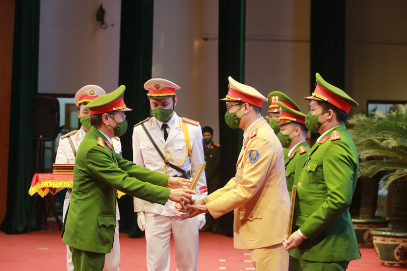 Đại tá Trần Ngọc Dương, Phó Giám đốc CATP Hà Nội khen thưởng các đơn vị, cá nhân đạt thành tích xuất sắc trong công tác năm 2021 Đại tá Trần Ngọc Dương, Phó Giám đốc CATP Hà Nội khen thưởng các đơn vị, cá nhân đạt thành tích xuất sắc trong công tác năm 2021